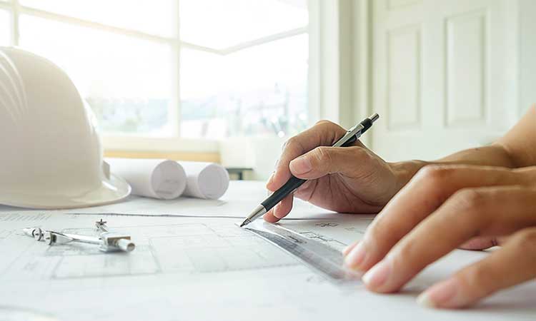 Ingeniero especializado en PCI trabajando sobre planos